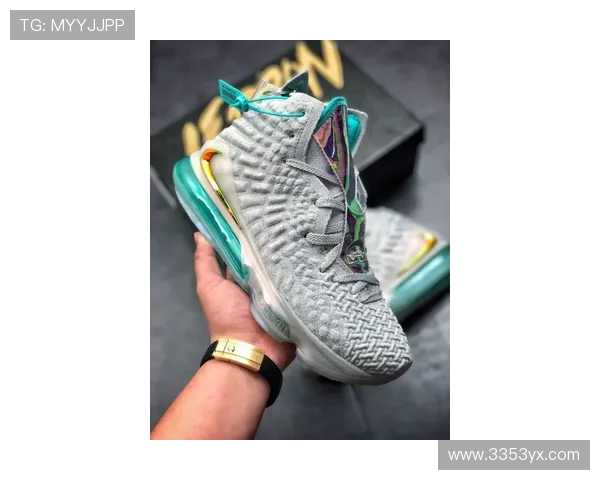 杜兰特穿水鸭绿KD18战靴砍下24分10篮板8助攻引领球队胜利